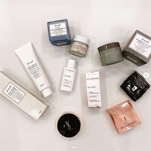 Những bộ mỹ phẩm Duy Mạnh tặng Quỳnh Anh đều đến từ các thương hiệu cao cấp khiến chị em phải "mắt tròn mắt dẹt". Nguồn ảnh: FBNV.