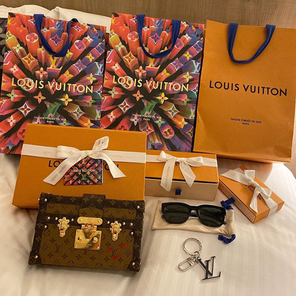 Lần khác, Quỳnh Anh khoe khéo món quà Duy Mạnh là chiếc túi xách Louis Vuitton Petite Malle, có giá 128 triệu đồng.