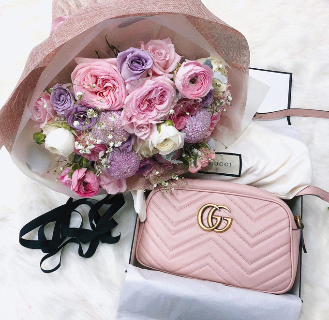 Ngày 5/2/2018, Quỳnh Anh xúc động viết khi nhận hoa và chiếc túi Gucci 1.290 USD (30 triệu đồng): "Biết mình bánh bèo nên chọn túi và hoa toàn màu hồng nè".