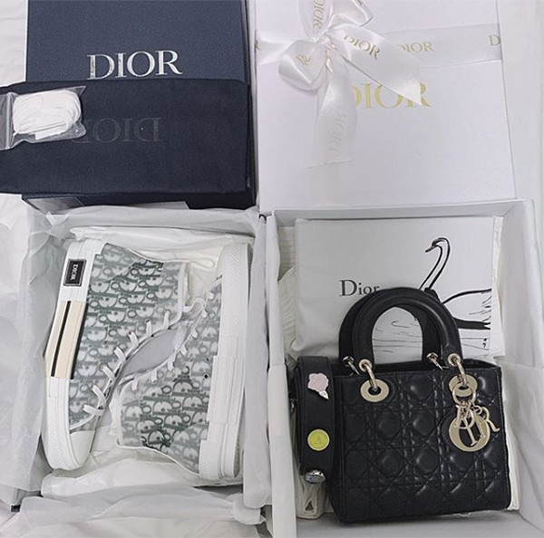 Đôi sneakers của Dior giá 23 triệu đồng là món quà Duy Mạnh tặng Quỳnh Anh nhân dịp cô rước về chiếc túi Lady Dior cùng thương hiệu.