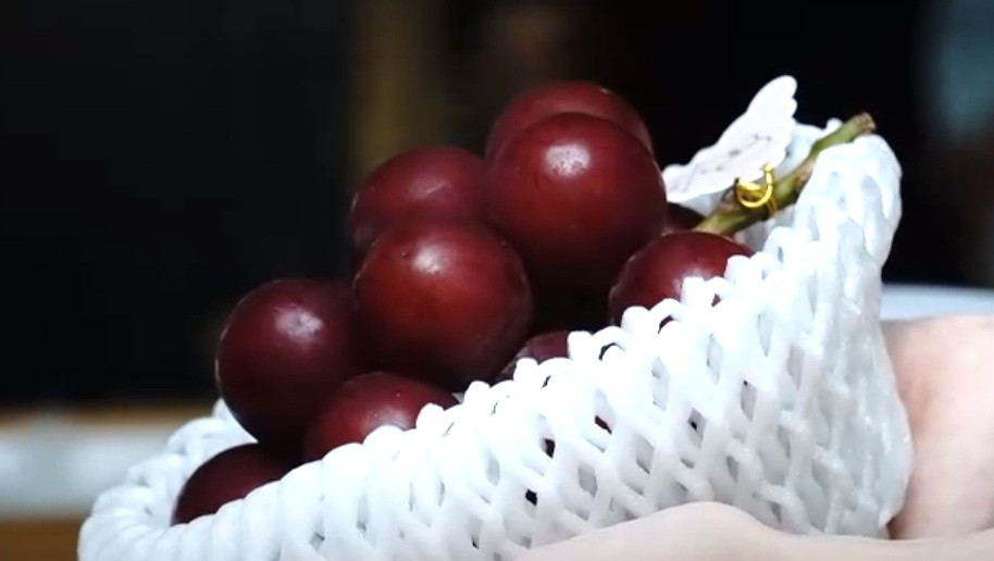 Mỗi chùm nho gồm 24 trái được cửa hàng bán với 11 triệu đồng. Tính ra, mỗi quả nho có giá khoảng 460.000 đồng. Ảnh: Zing.