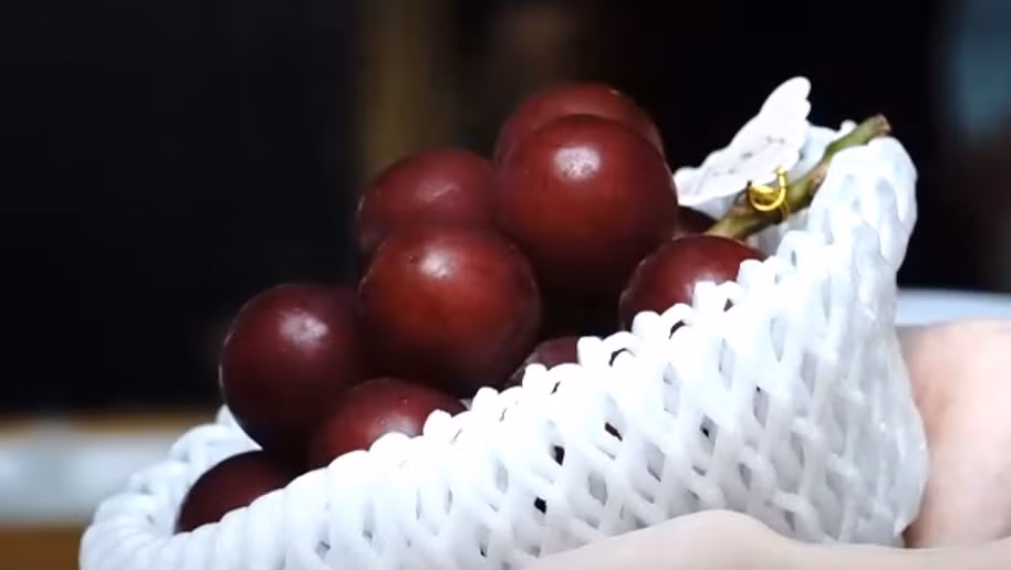 Mỗi chùm nho gồm 24 trái được cửa hàng bán với 11 triệu đồng. Tính ra, mỗi quả nho có giá khoảng 460.000 đồng. Ảnh: Zing.