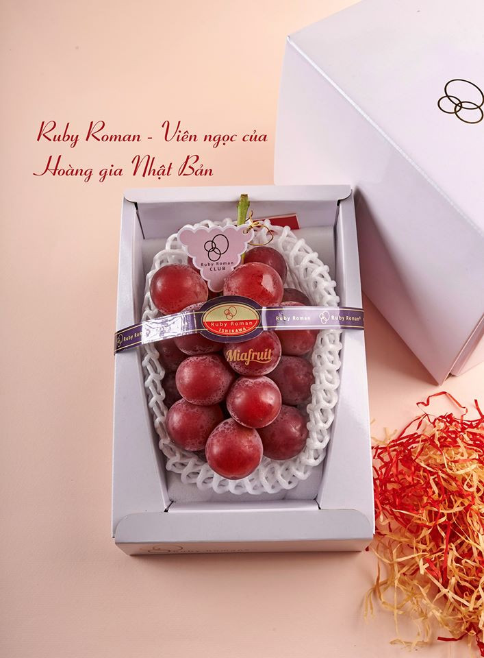 Được biết, đây là giống nho Ruby Roman - đặc sản của tỉnh Ishikawa, Nhật Bản. Ảnh: Mia Fruits.
