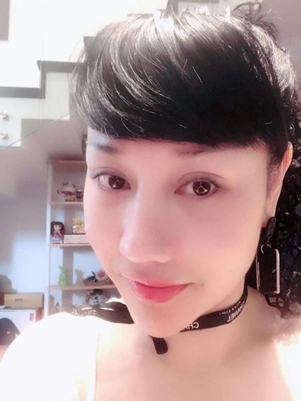 Không chỉ xinh đẹp và trẻ trung hơn tuổi thật, Thu Huyền là doanh nhân thành đạt, nắm trong tay khối tài sản lớn. Cô xuất thân từ gia đình hào môn, chuyên về bất động sản và có chỗ đứng trong xã hội.