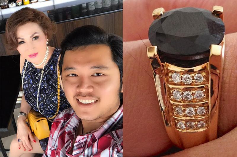 Trong thời gian yêu, nữ đại gia hào phóng tặng cho người tình trẻ nhiều quà tặng có giá trị khủng, chiếc dây chuyền vàng trị giá hàng trăm triệu đồng, chiếc nhẫn kim cương đen khiến không ít người trầm trồ.