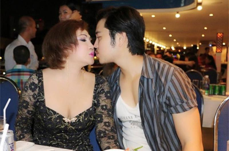 Đến đầu năm 2018, Vũ Hoàng Việt chính thức lên tiếng thừa nhận đã chia tay người tình đại gia Yvonne Thúy Hoàng sau 5 năm gắn bó.