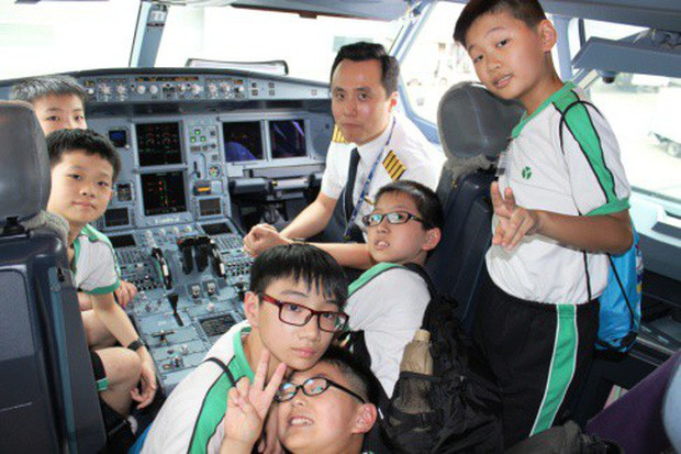 Ở Mỹ, hành khách sẽ được tham quan buồng lái khi cửa máy bay chưa đóng lại. Thậm chí phi công còn sẵn lòng mời những hành khách căng thẳng hay tụi nhỏ một "tour" tham quan chớp nhoáng.