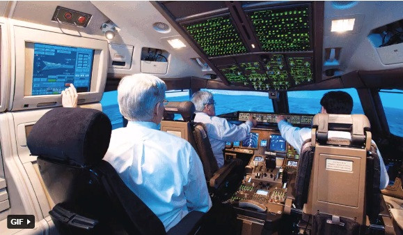 Trong buồng lái luôn có một chiếc ghế dư ra. Nó có thể gấp gọn vào khi không cần đến. Chiếc ghế này dành cho giám sát viên hay phi công tập sự. Thi thoảng phi công cũng ngồi vào đó để dựa lưng đôi chút.