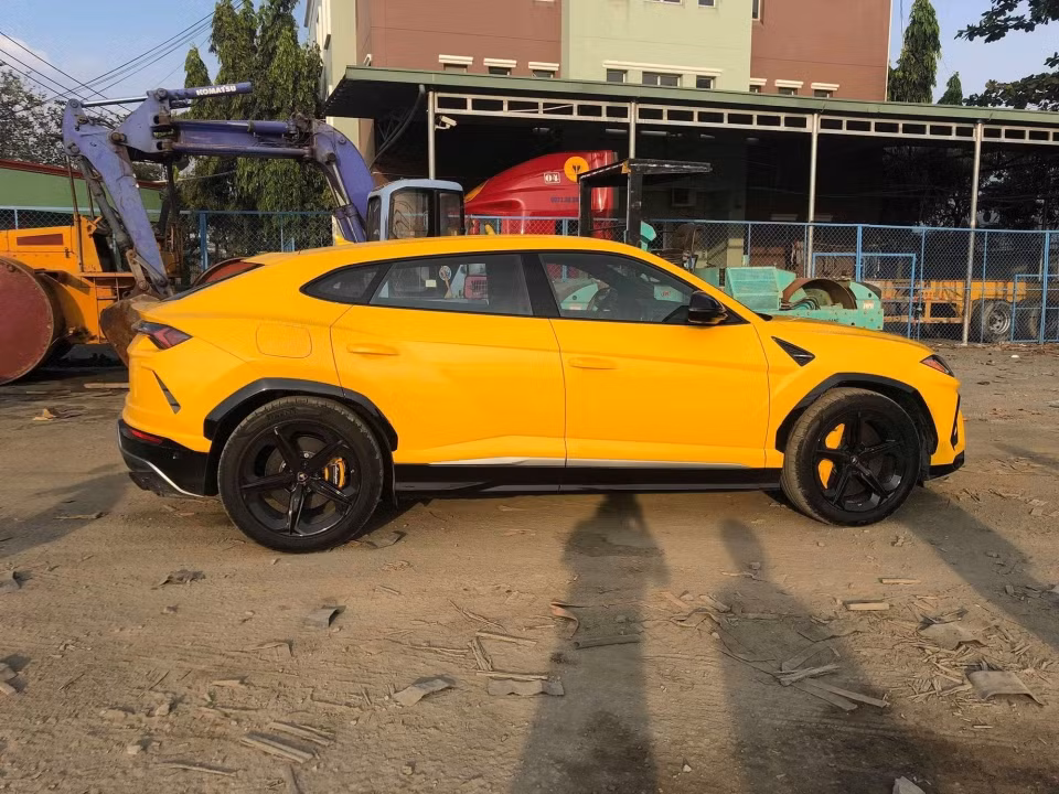 Trong đó siêu xe Lamborghini Urus màu vàng thứ 3 tại Việt Nam là chiếc có giá trị cao nhất. Giá khởi điểm cho một chiếc Lamborghini Urus tại Mỹ là từ 200.000 USD. Tại Việt Nam, Lamborghi Urus từng được một đại lý tư nhân rao bán với giá 20 tỷ đồng. Ảnh: Otofun. Video: Khởi tố đại gia Trịnh Sướng bán xăng dầu giả. Nguồn: VTC Now