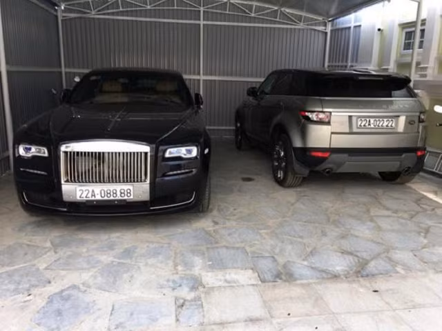 Chưa hết, đại gia Tuyên Quang còn sở hữu Maybach S600 giá 11 tỷ đồng mang biển số tứ quý 9, chiếc Range Rover biển tứ quý 2 và chiếc Mercedes GL 500 mang biển số tứ quý 3 có giá bán lên đến 6 tỷ đồng ở Việt Nam. Ảnh: Techz.