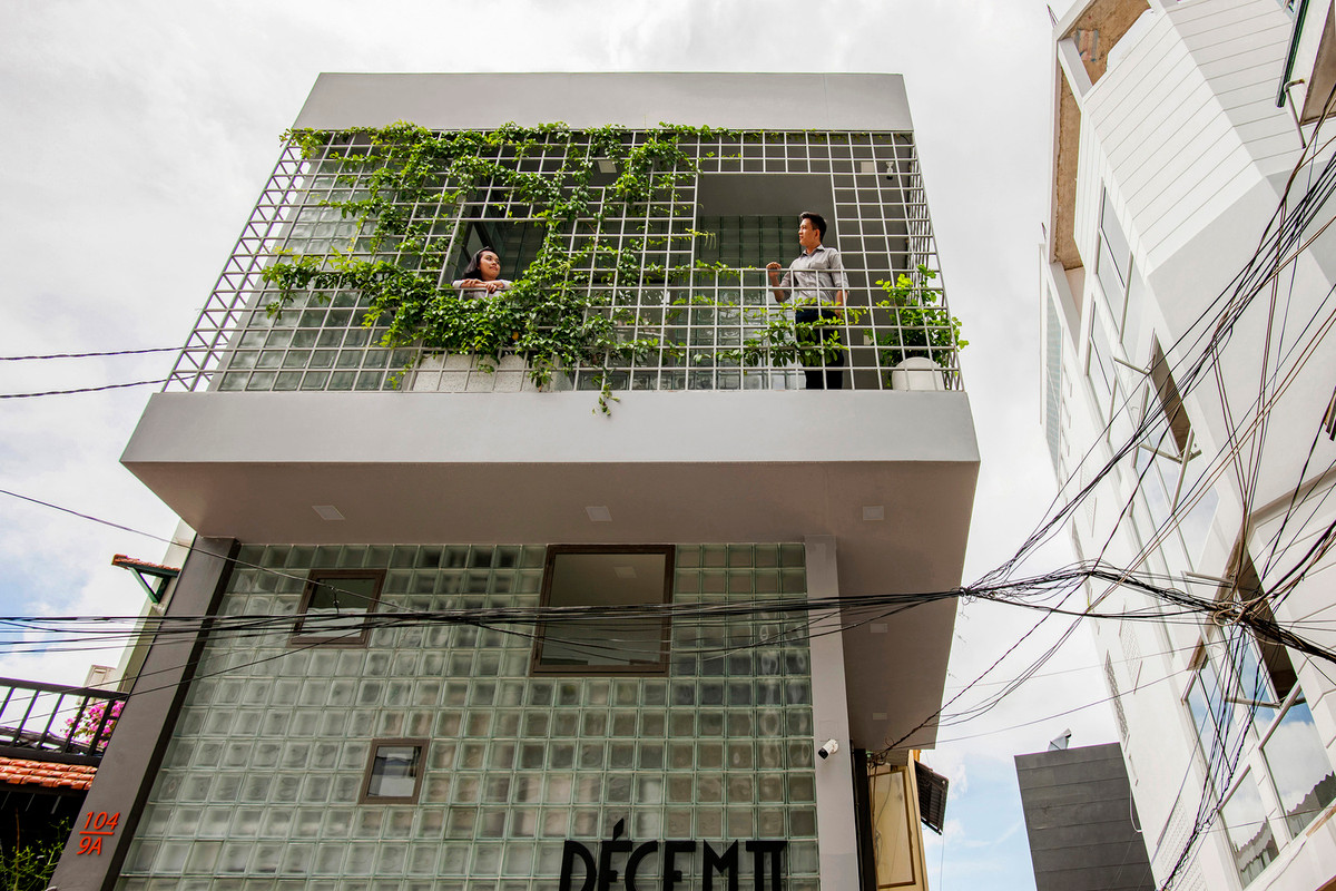 Yêu cầu đặt ra cho nhóm cải tạo nhà là giá cả phải chăng và đáp ứng nhu cầu về không gian sống với 2 phòng ngủ, vừa là cửa hàng bán đồ da của gia chủ.