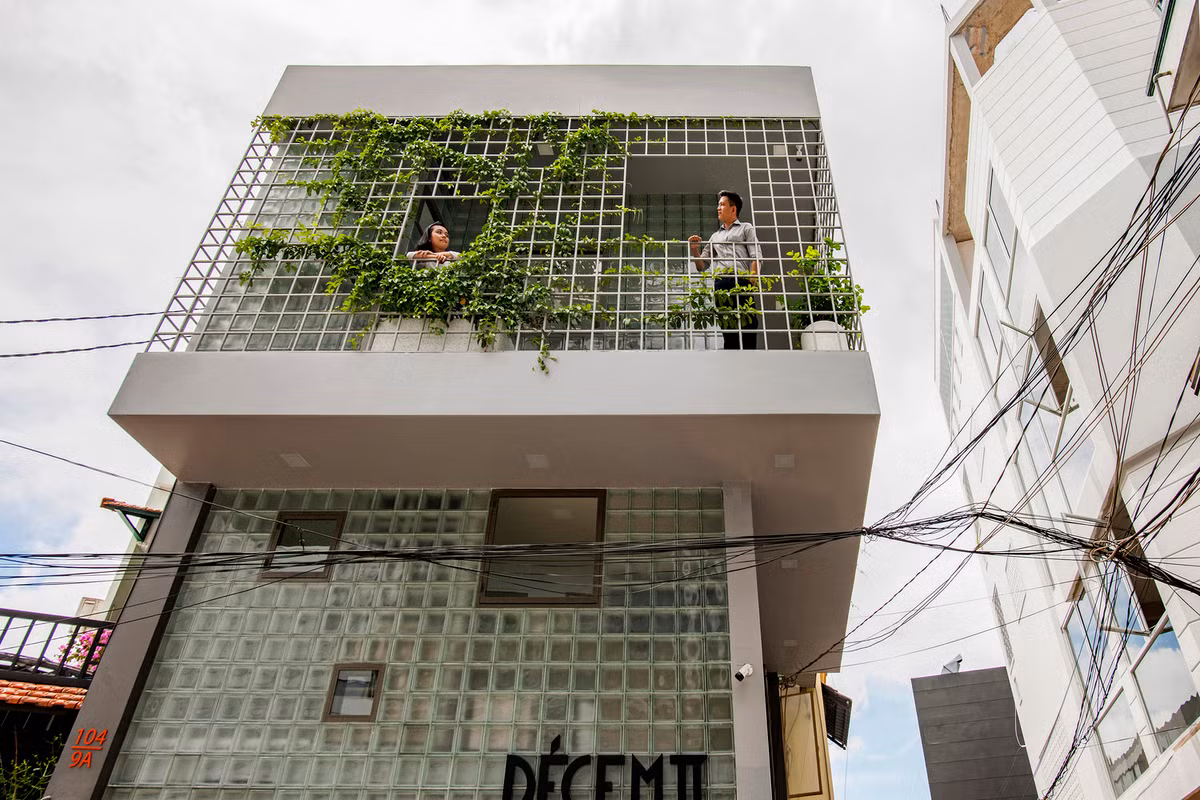 Yêu cầu đặt ra cho nhóm cải tạo nhà là giá cả phải chăng và đáp ứng nhu cầu về không gian sống với 2 phòng ngủ, vừa là cửa hàng bán đồ da của gia chủ.