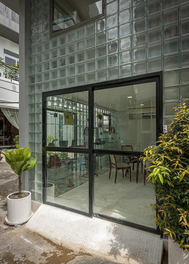 Trước đây, căn nhà cũ tối tăm, bị hư hại một phần và bỏ hoang trong nhiều tháng.