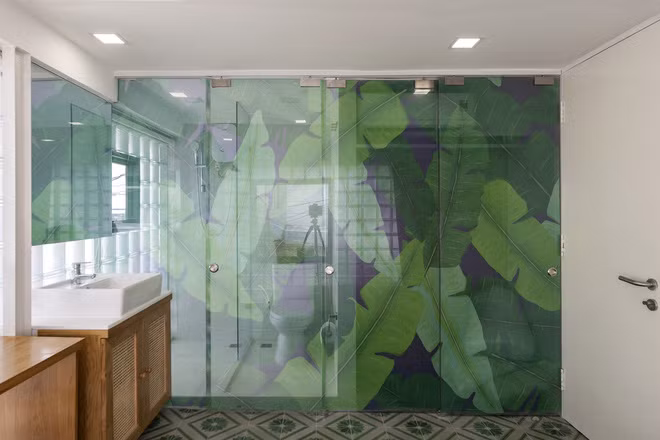 Tầng 1 có một bộ phòng ngủ nhỏ gọn với phòng tắm và tủ quần áo được giấu liền mạch sau các vách ngăn kính.