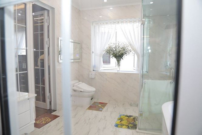 Phòng tắm thiết kế hiện đại, sử dụng gam màu trắng chủ đạo. Ảnh: Tiền phong.