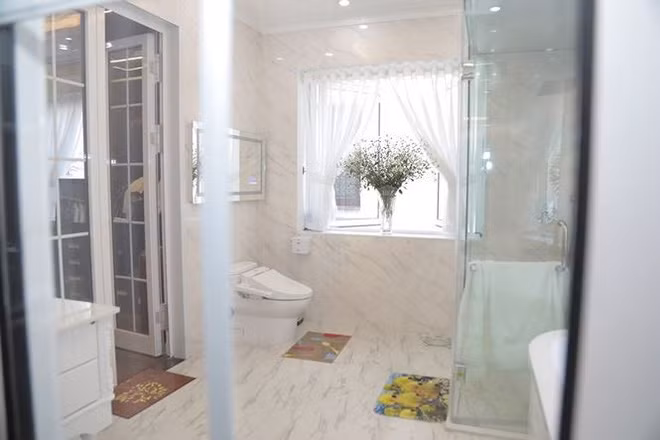Phòng tắm thiết kế hiện đại, sử dụng gam màu trắng chủ đạo. Ảnh: Tiền phong.