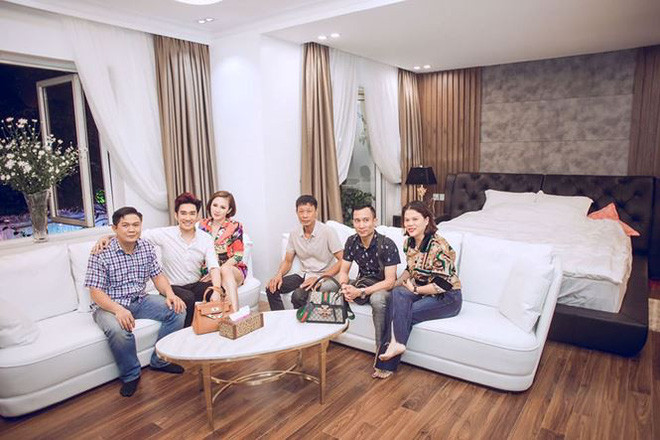 Phòng ngủ trên tầng 2 của nam ca sĩ còn bày biện cả ghế sofa và bàn để tiếp khách. Ảnh: Tiền phong.