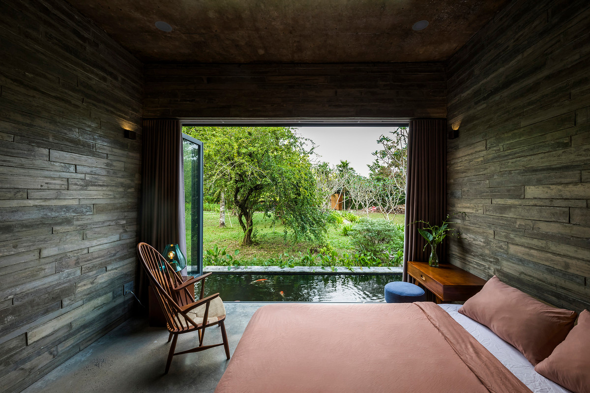 Phòng ngủ hướng ra hồ nước và sân vườn.