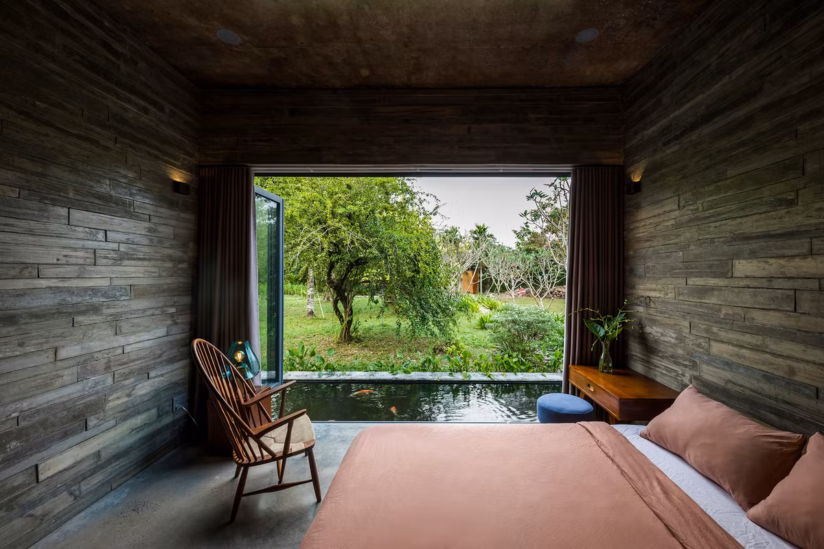 Phòng ngủ hướng ra hồ nước và sân vườn.