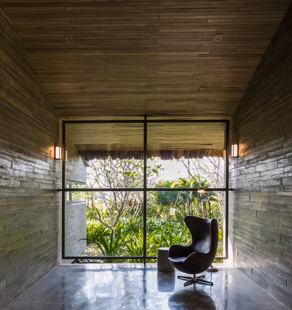 Được bố trí hệ thống 3 mái, tòa nhà có thể giảm nhiệt và giữ nhiệt độ trong nhà thấp hơn ngoài trời.