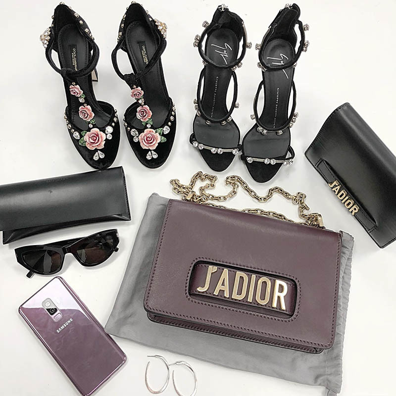 Bộ sưu tập hàng hiệu của Ninh Dương Lan Ngọc khiến nhiều người trầm trồ về độ giàu có. Video: Ninh Dương Lan Ngọc khoe món quà "bự" trước nhà Chi Dân. Nguồn: VTC Now.