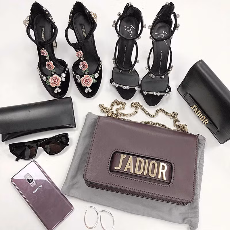 Bộ sưu tập hàng hiệu của Ninh Dương Lan Ngọc khiến nhiều người trầm trồ về độ giàu có. Video: Ninh Dương Lan Ngọc khoe món quà "bự" trước nhà Chi Dân. Nguồn: VTC Now.