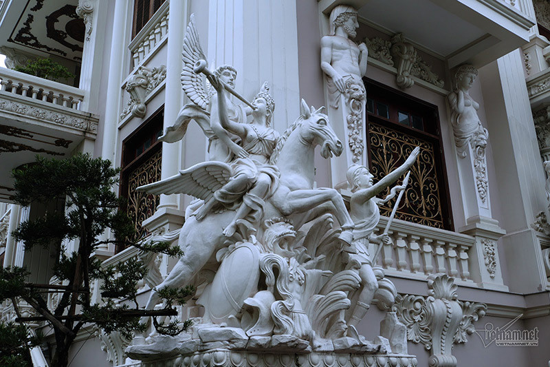 Vốn có đam mê với thần thoại Hy Lạp nên ý tưởng thiết kế và trang trí được gia chủ nghiên cứu, mô phỏng từ các thần thoại này. Ảnh: Vietnamnet.