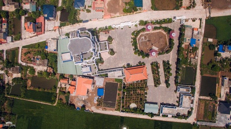 Theo Báo Pháp luật Việt Nam, tòa "lâu đài" đồ sộ này nằm ở thôn Tân Trào, xã Nam Hưng, huyện Tiền Hải, tỉnh Thái Bình. Ảnh: Baophapluat.