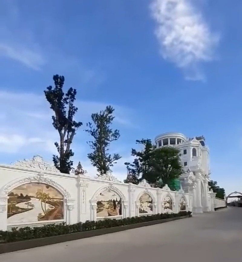 Công trình gồm 5 tầng nhà và một mái phẳng trực thăng có thể đậu xây dựng theo phong cách châu Âu đặc trưng, độc đáo. Ảnh: Baophapluat.