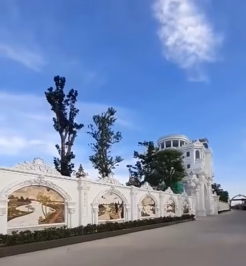 Công trình gồm 5 tầng nhà và một mái phẳng trực thăng có thể đậu xây dựng theo phong cách châu Âu đặc trưng, độc đáo. Ảnh: Baophapluat.