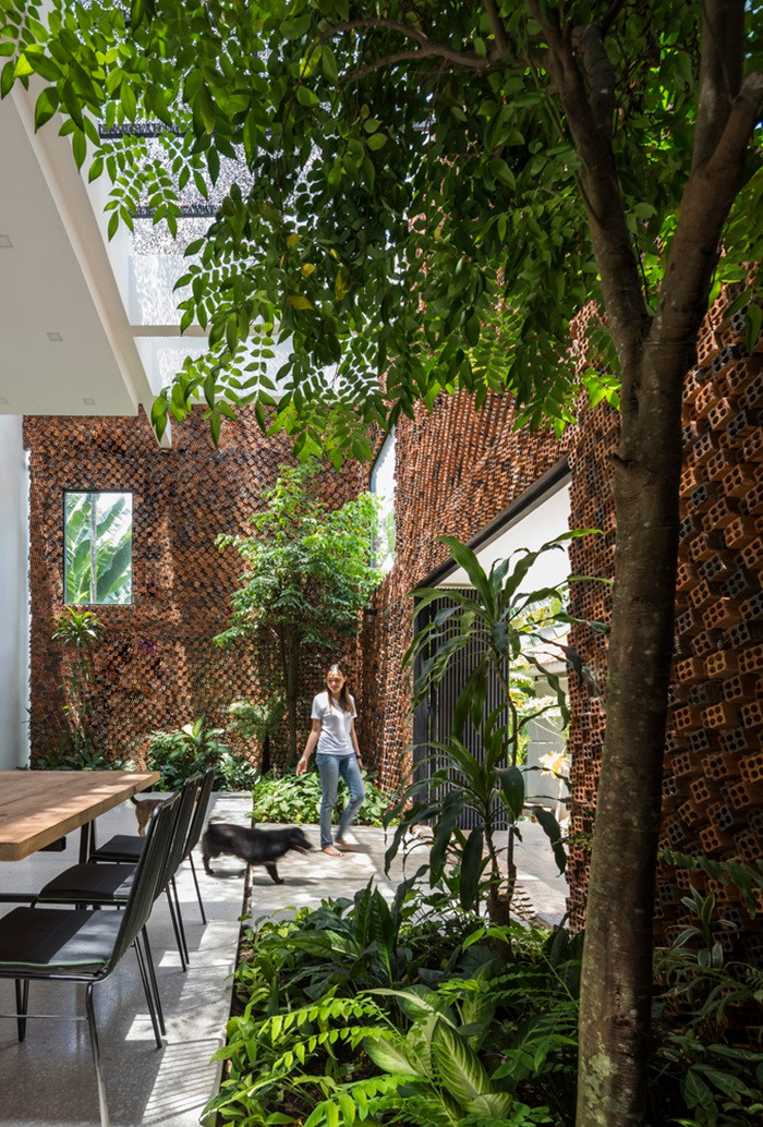 Hệ thống tường mở là lớp đầu tiên ngăn chặn các tác động xấu từ môi trường bên ngoài.