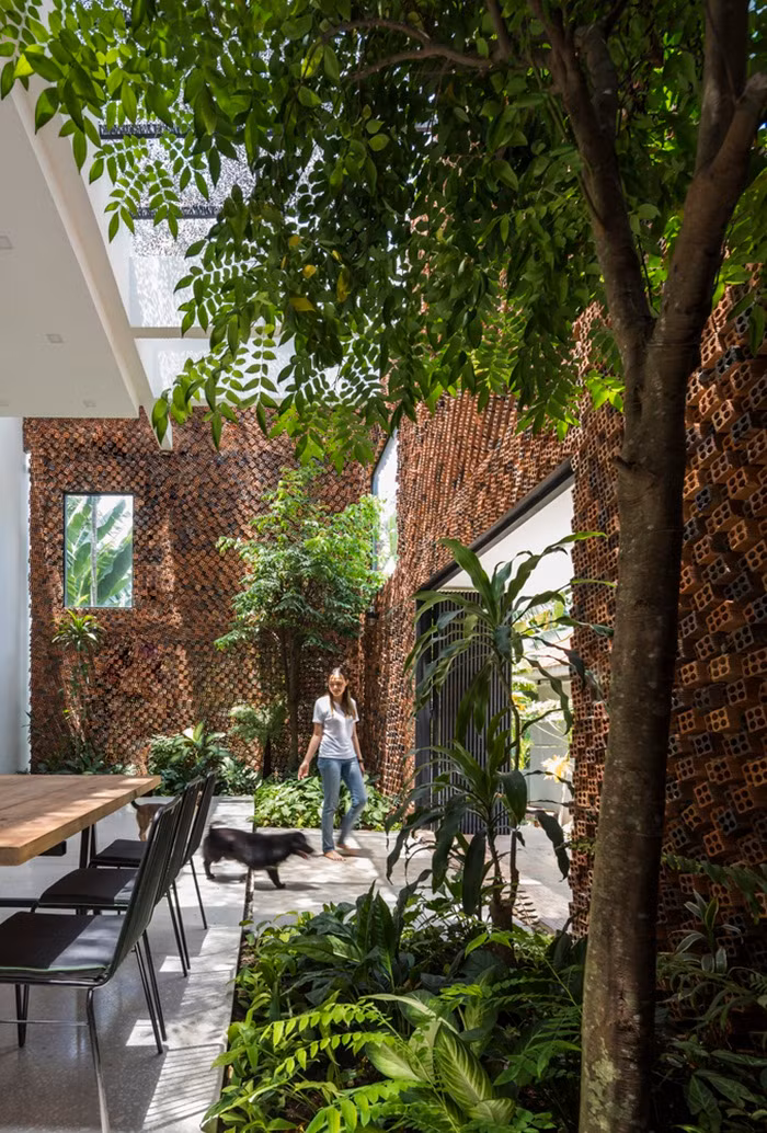 Hệ thống tường mở là lớp đầu tiên ngăn chặn các tác động xấu từ môi trường bên ngoài.