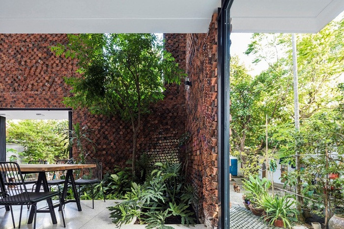 Sân vườn là lớp thứ hai ngăn chặn tác động tiêu cực của môi trường bên ngoài đến không gian sống bên trong.