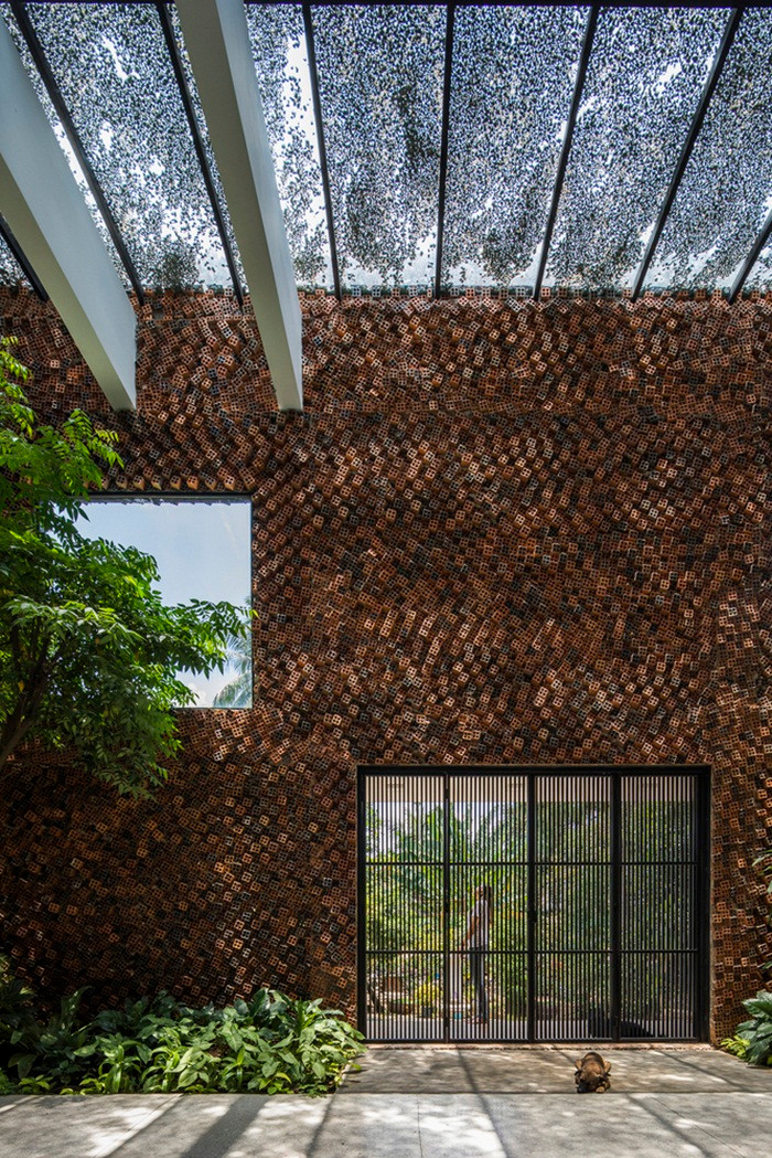 Tám khối nằm xen kẽ và giao nhau tại một khối không gian chung, khối này được hình thành từ các bức tường "thở". Tường "thở" bao gồm hai yếu tố: