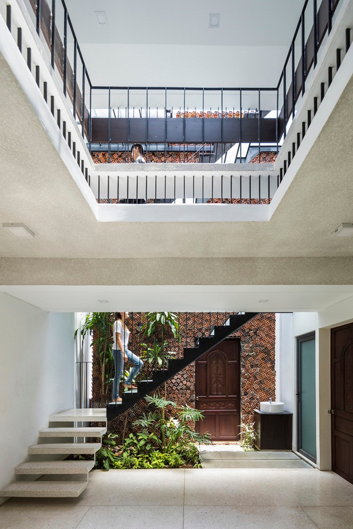 Nhiều khoảng giếng trời được bố trí xen kẽ trong nhà.