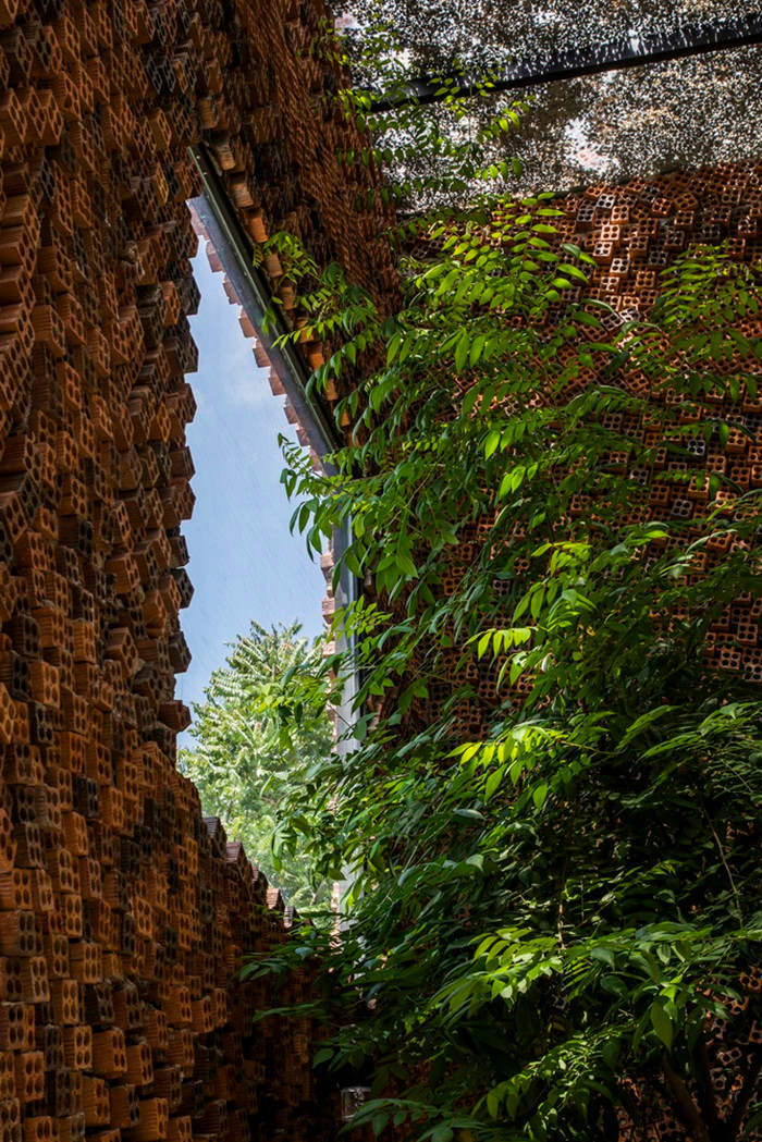 Lớp vỏ bảo vệ này được làm bằng gạch rỗng xếp theo hướng ngược lại với phương pháp xây dựng thông thường.