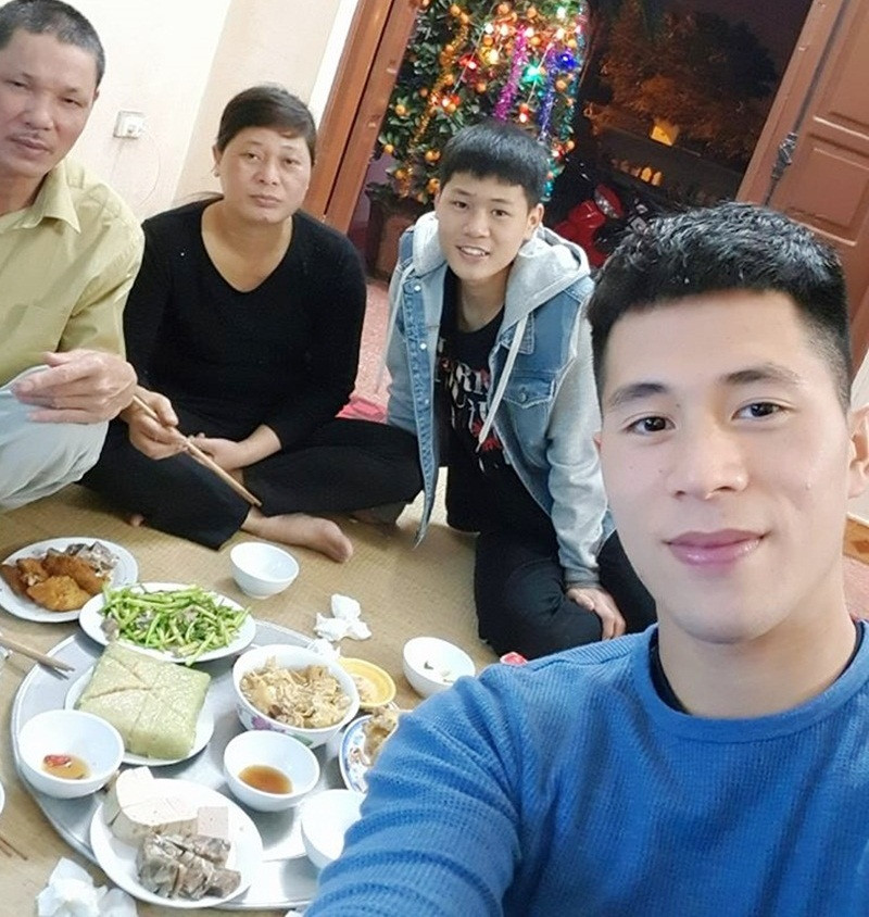 Mạnh mẽ trên sân cỏ, nhưng khi ở nhà, Đình Trọng luôn là đứa con ngoan của gia đình. Ảnh: Mogi.