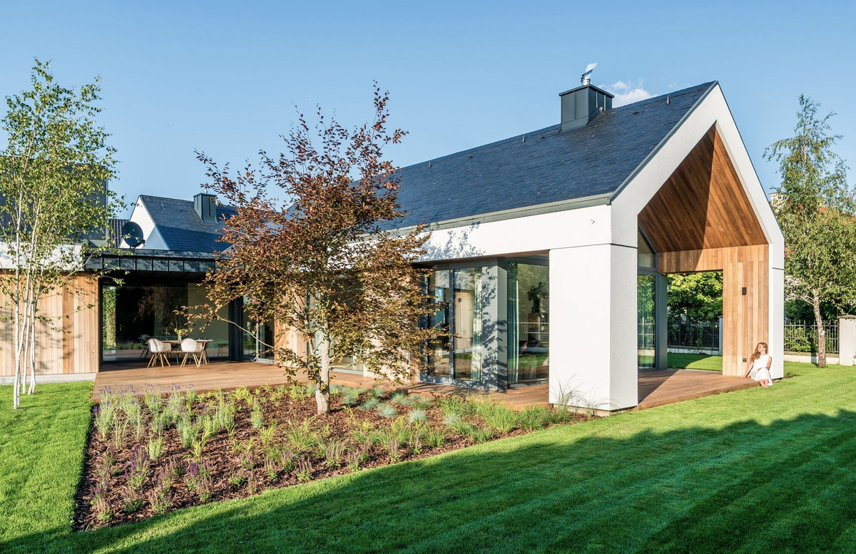 Thiết kế nhà theo dạng kiến trúc mở, kiến trúc sư đưa ra ý tưởng thiết kế trần mái và sàn nhà màu gỗ tương đồng nhằm tạo nên hiệu ứng khá rõ nét về biên độ rộng mở của không gian chung. Ảnh: Printest.