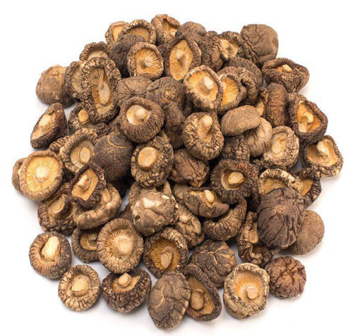 Nấm hương chất lượng cao có đường kính vừa phải, tai nấm cúp chặt và có màu vàng nâu tự nhiên, không quá đậm.