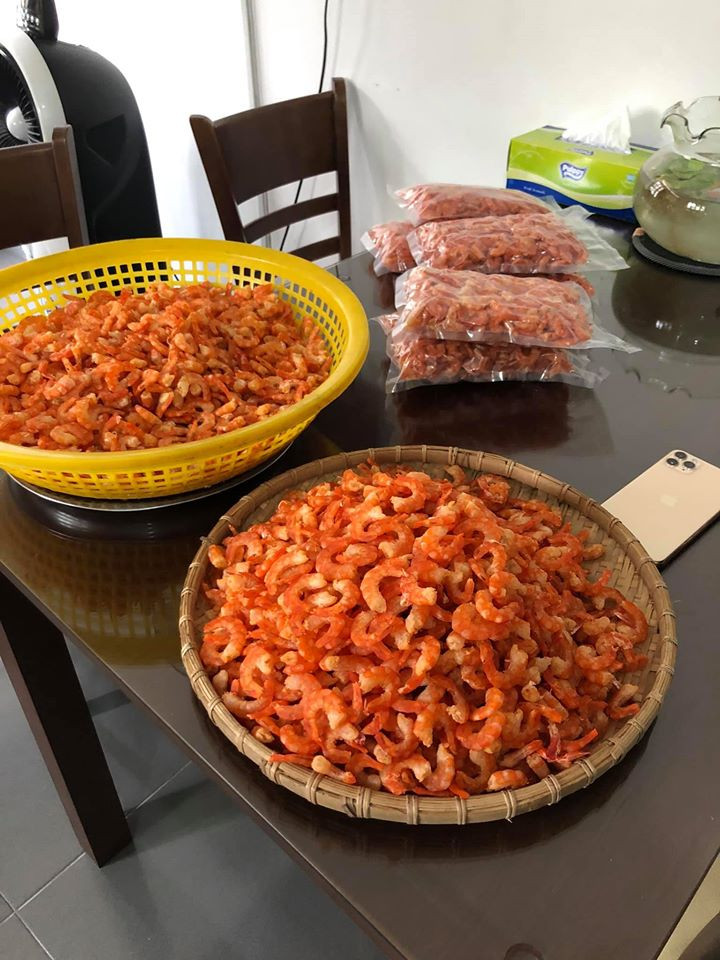 Tôm khô ngon thường có màu hồng đỏ tự nhiên như men gạch. Thịt tôm phải săn chắc, không có mùi nồng.