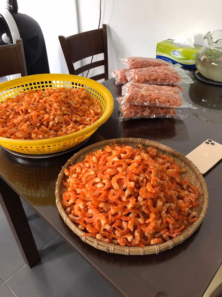 Tôm khô ngon thường có màu hồng đỏ tự nhiên như men gạch. Thịt tôm phải săn chắc, không có mùi nồng.