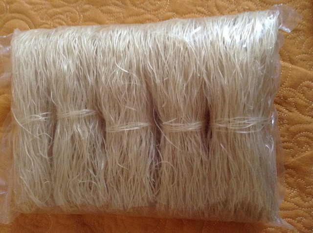 Miến màu xám nhạt, đùng đục, giống như màu nguyên thủy của củ dong là miến chưa qua tẩy rửa, an toàn. Ngược lại, miến có màu hồng, trắng hay vàng đều đã được tẩm hóa chất.