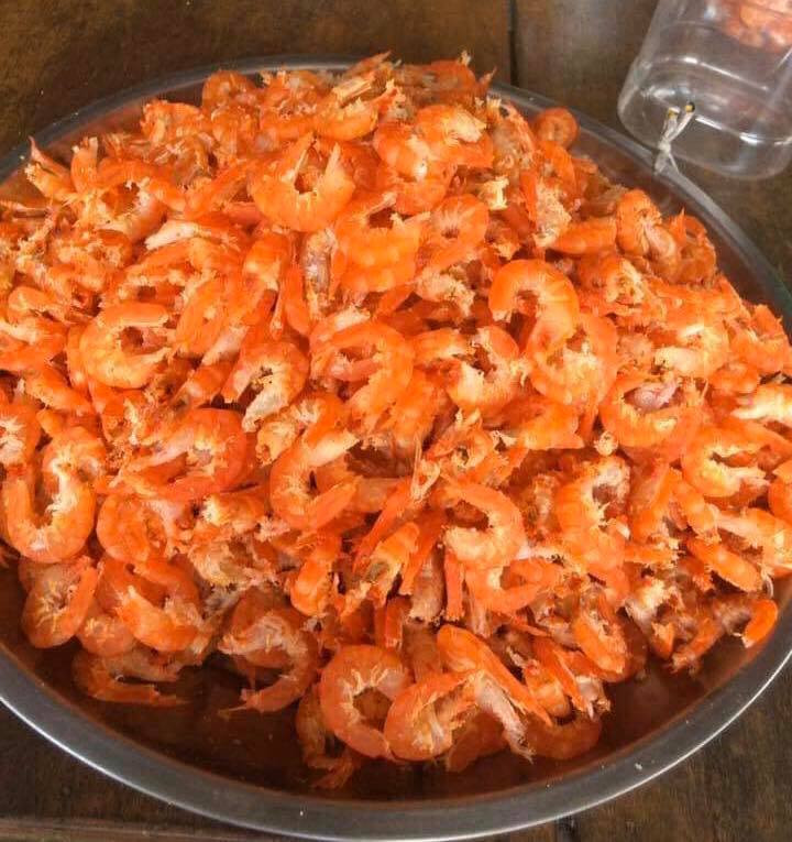 Tuyệt đối không mua tôm màu nhạt hoặc đỏ sậm vì đó có thể là tôm bị nhuộm màu.