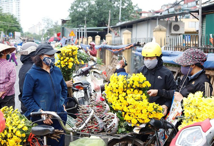 Mặt hàng không trong danh mục thiết yếu như hoa tươi vẫn được bày bán tại chợ Long Biên.