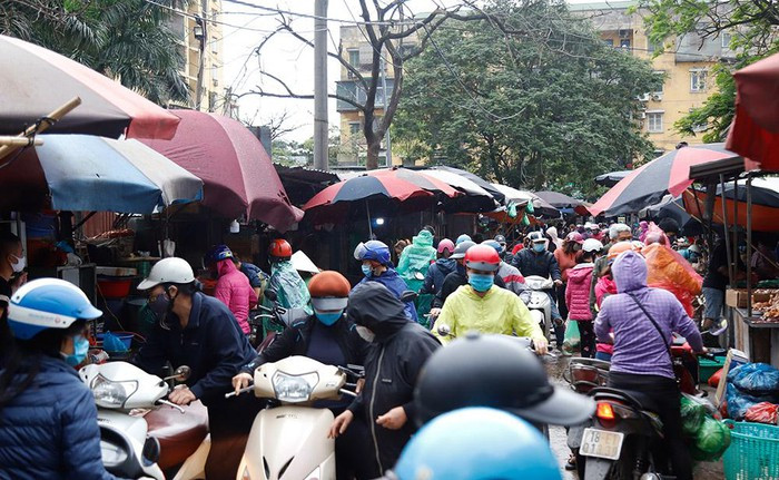 Theo Chỉ thị số 16/CT-TTg, người dân hạn chế tối đa ra khỏi nhà, trừ các trường hợp thật sự cần thiết: Mua lương thực, khám, chữa bệnh… Trường hợp ra khỏi nhà phải đeo khẩu trang, rửa tay bằng xà phòng hoặc dung dịch sát khuẩn; không tập trung quá 2 người tại nơi công cộng, ngoài phạm vi công sở, trường học, bệnh viện và phải giữ khoảng cách tối thiểu 2 mét…