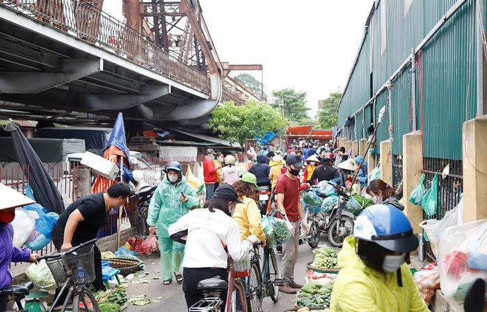 Tại chợ Long Biên (quận Ba Đình), không khí mua bán rất nhộn nhịp, mọi người không giữ được khoảng cách tối thiểu 2 mét.