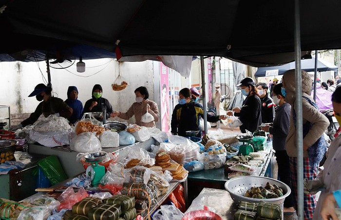 “Chúng tôi thực hiện nghiêm các biện pháp phòng, chống dịch như: Đeo khẩu trang, rửa tay bằng nước sát khuẩn, khử trùng phương tiện… trước khi vào chợ”, bà Hạnh chia sẻ thêm.