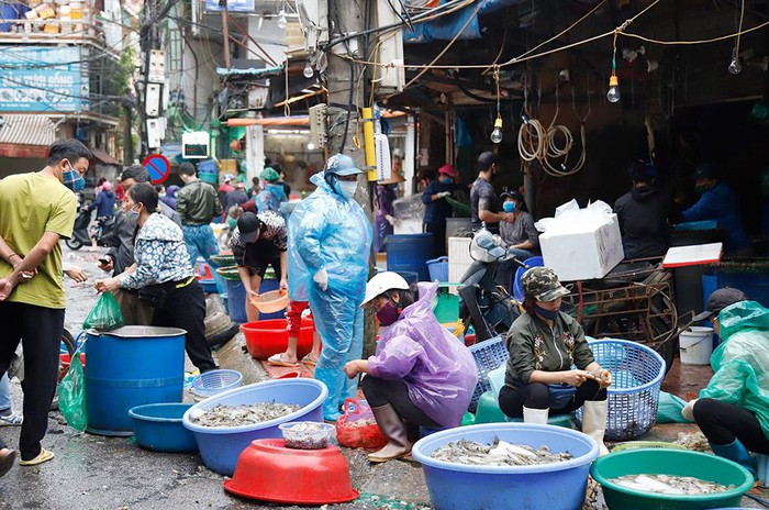 Tại khu vực bán hải sản, mạnh ai người nấy mua, không hề chú ý đến việc giữ khoảng cách để phòng, chống dịch.