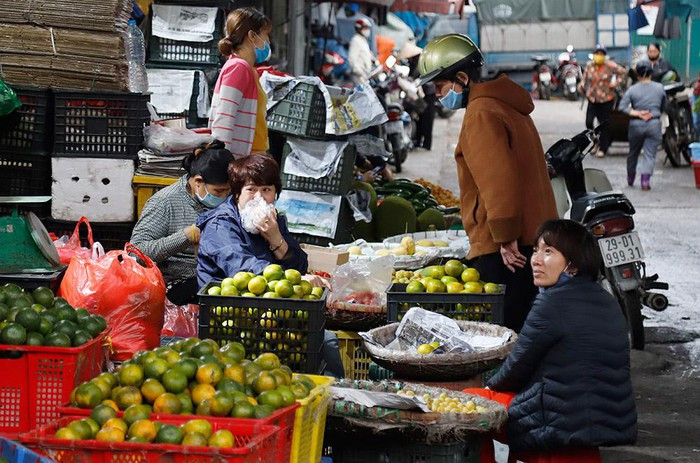 Một vài tiểu thương có tâm lý chủ quan, đeo khẩu trang không đúng quy cách.