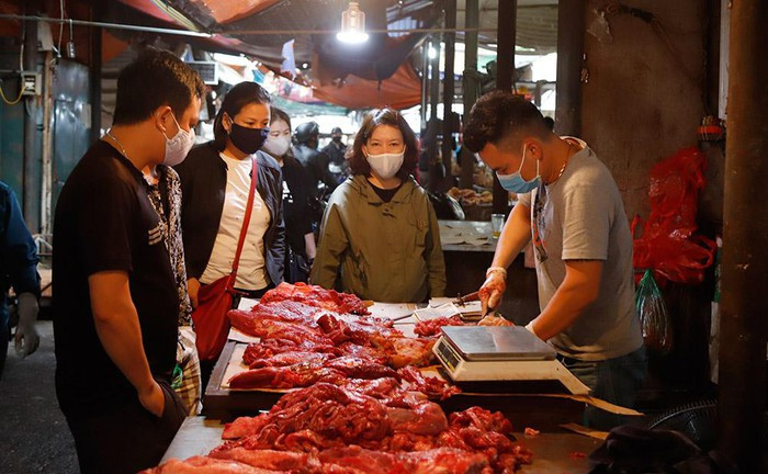 Người mua hàng tại quầy bán thịt không giữ được khoảng cách tối thiểu 2 mét.